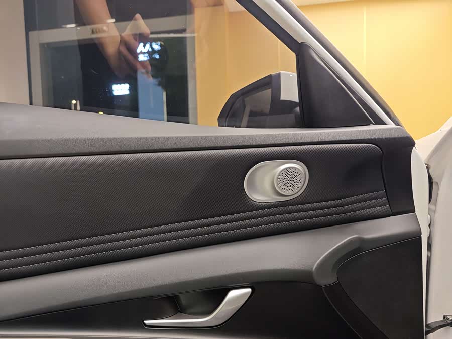 Hyundai Elantra 2023 immagine di auto #9