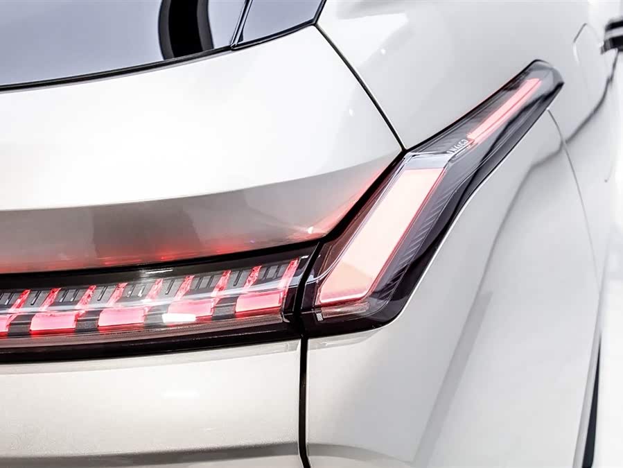 Lynk & Co 08 EM-P 2024 car image #9