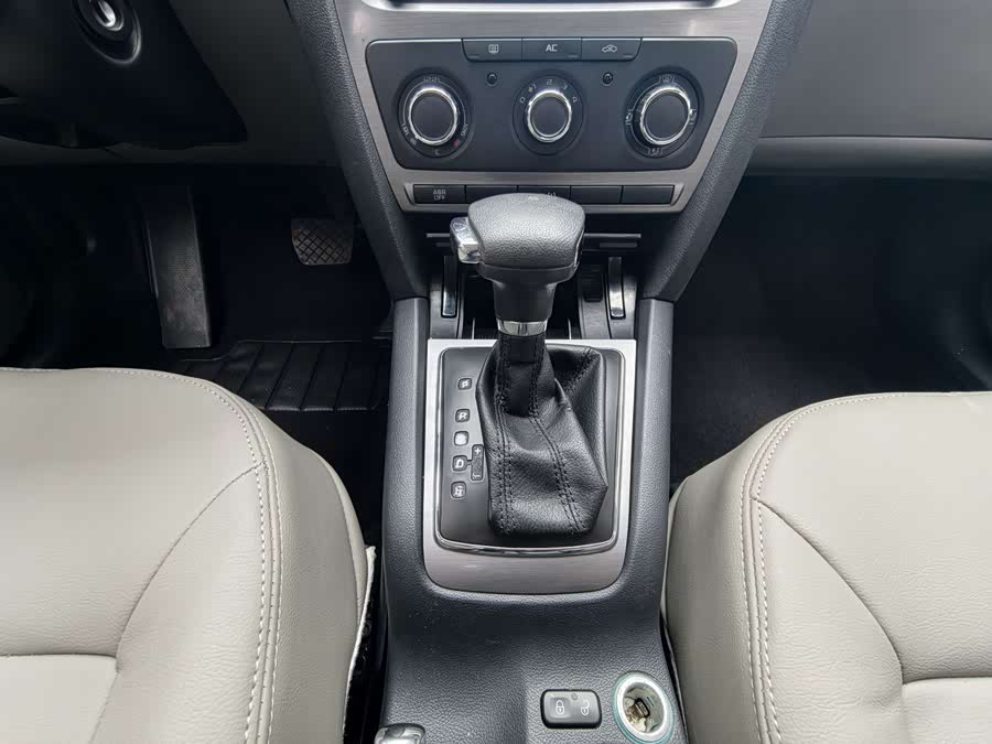 Skoda Octavia 2012 car image #9
