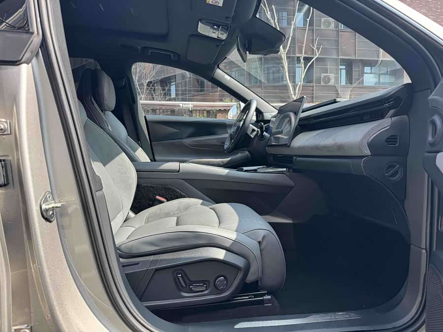 Lynk & Co 08 EM-P 2023 car image #9