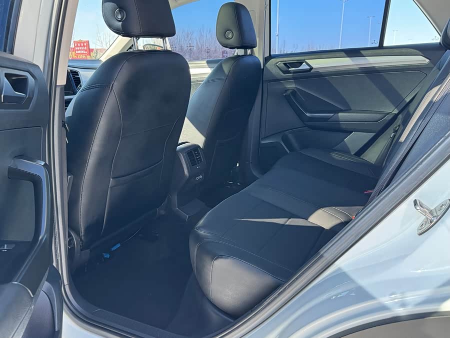 Volkswagen T-Roc 2023 car image #9