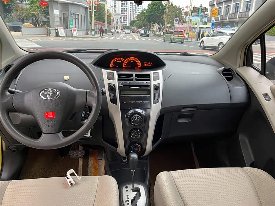 Toyota Yaris 2011 изображение автомобиля #9