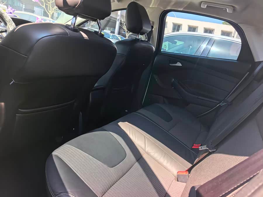 Ford Focus 2013 car image #9