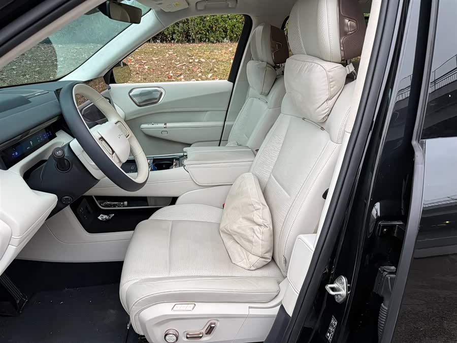 Lynk & Co 900 2025 car image #9