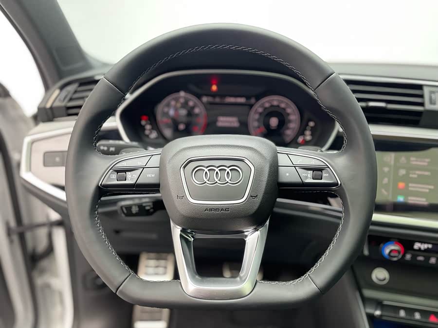 Audi Q3 2023 car image #9