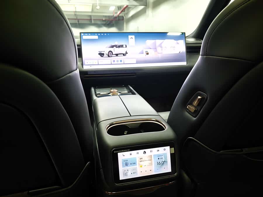 Lynk & Co 900 2025 car image #9
