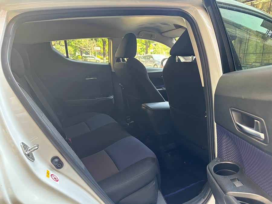 Toyota C-HR 2019 car image #9