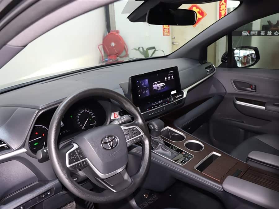 Toyota Granvia 2025 car image #9