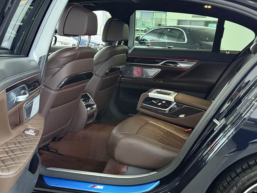 BMW 7 Series 2020 car image #9