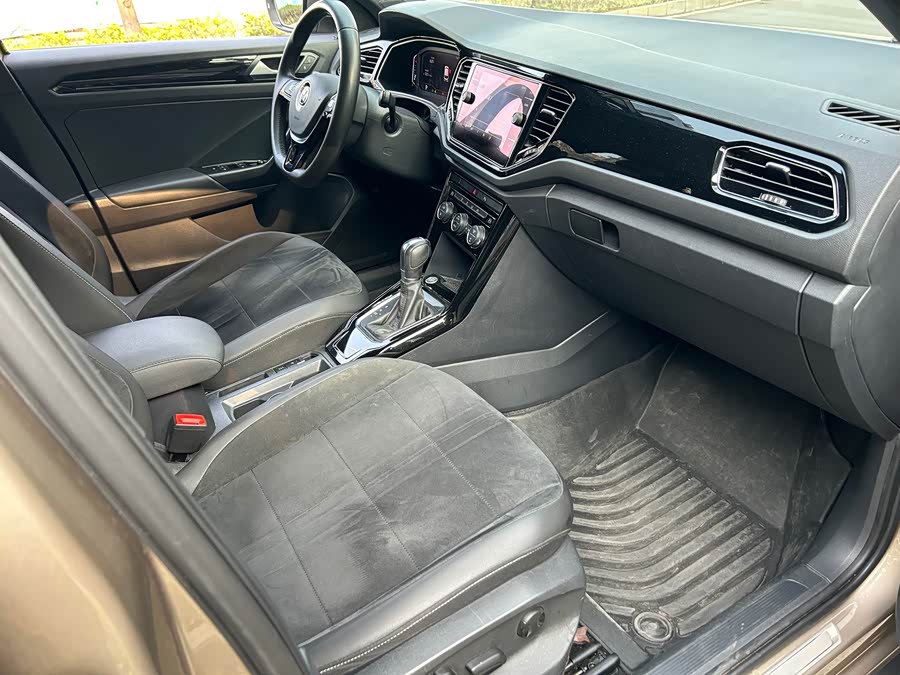 Volkswagen T-Roc 2019 car image #9