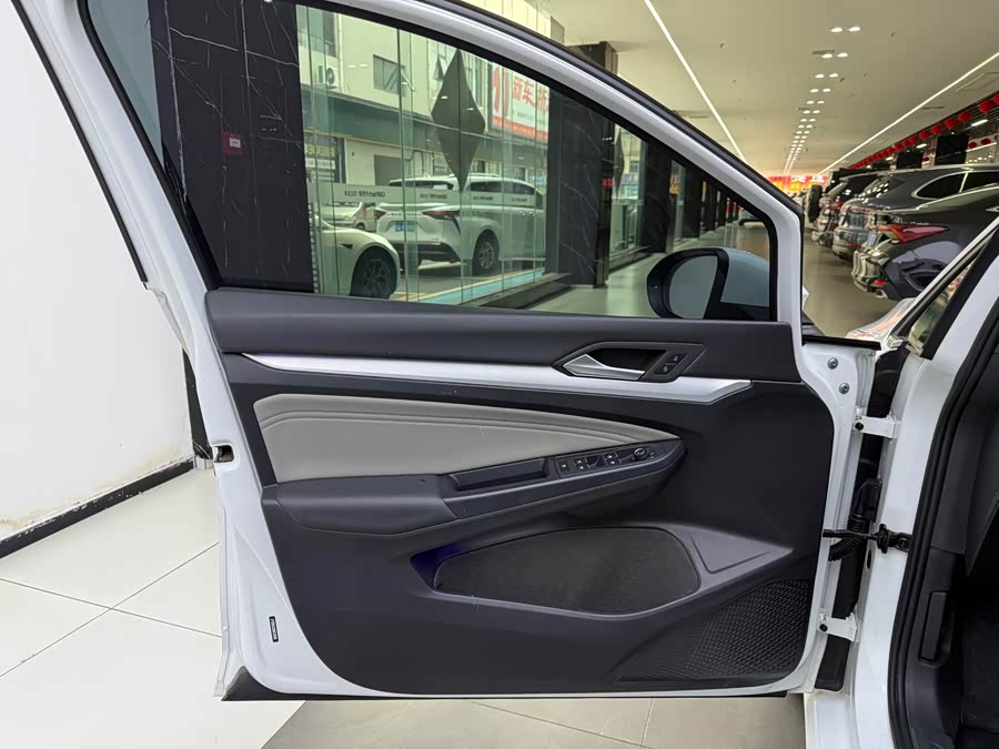 Volkswagen Golf 2024 car image #9