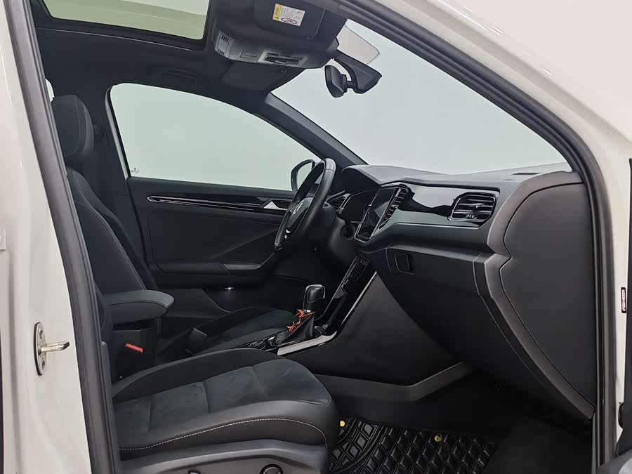 Volkswagen T-Roc 2021 car image #9