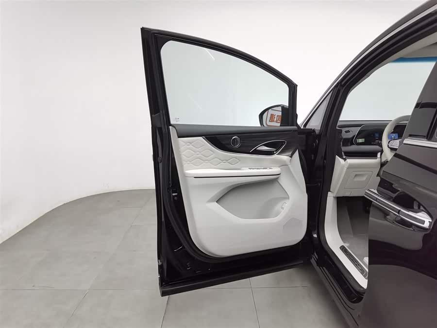 Forthing V9 2025 car image #9