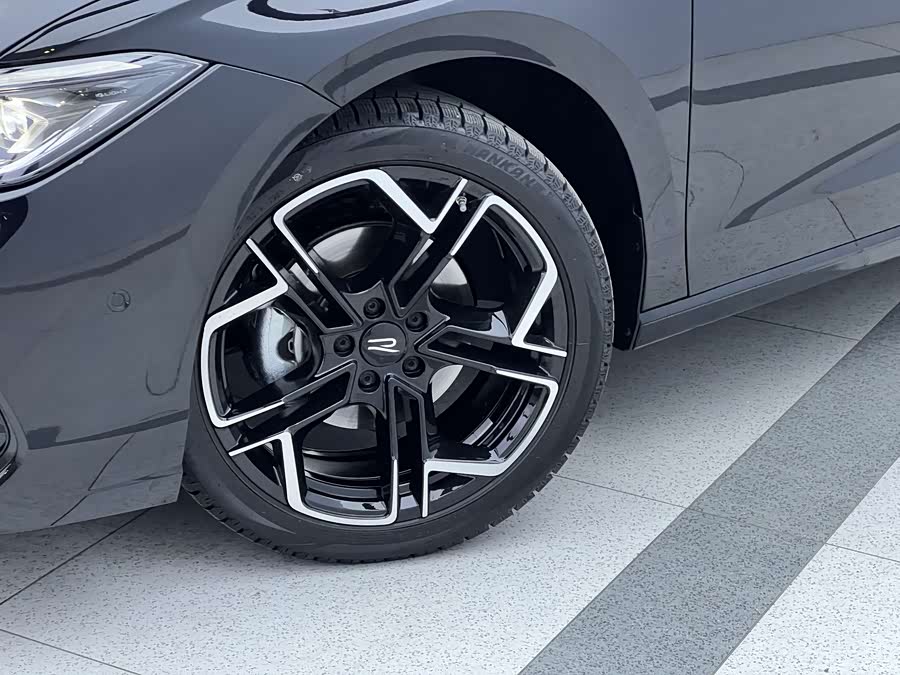 Volkswagen Passat 2025 car image #9