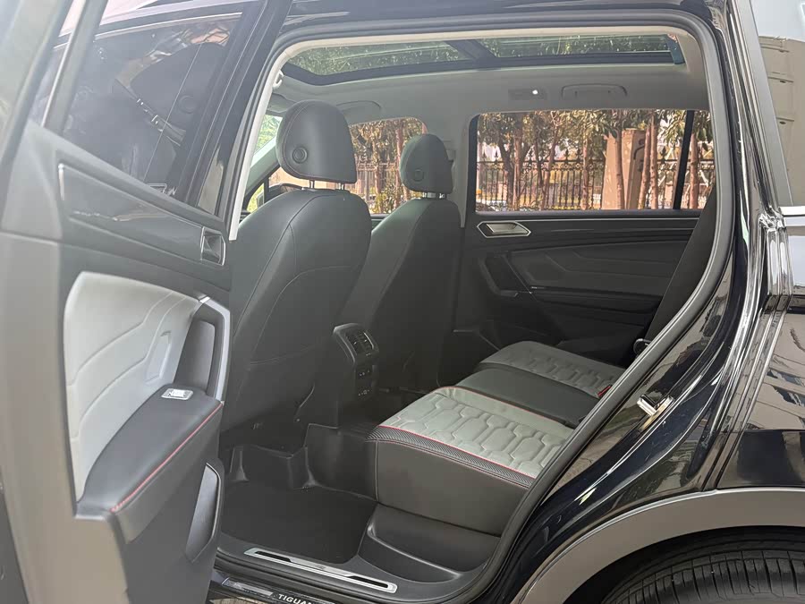 Volkswagen Tiguan L 2021 car image #9