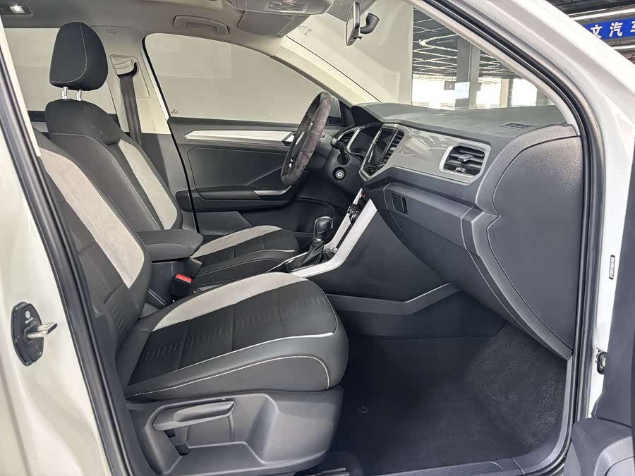 Volkswagen T-Roc 2021 car image #9