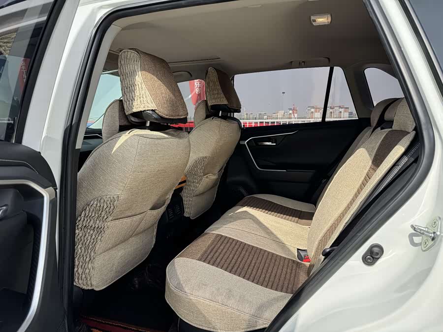 Toyota RAV4 2021 car image #9