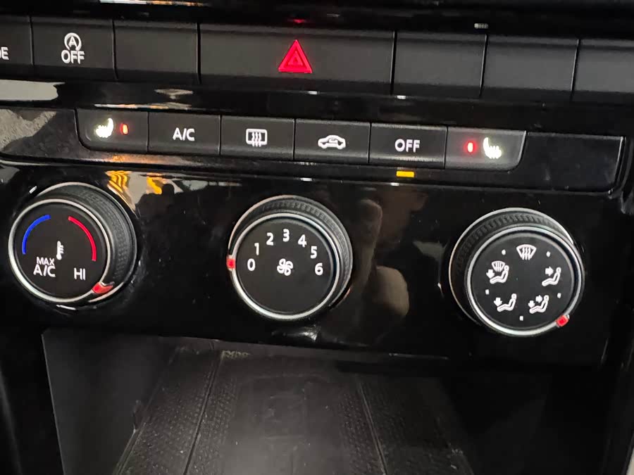 Volkswagen T-Roc 2022 car image #9