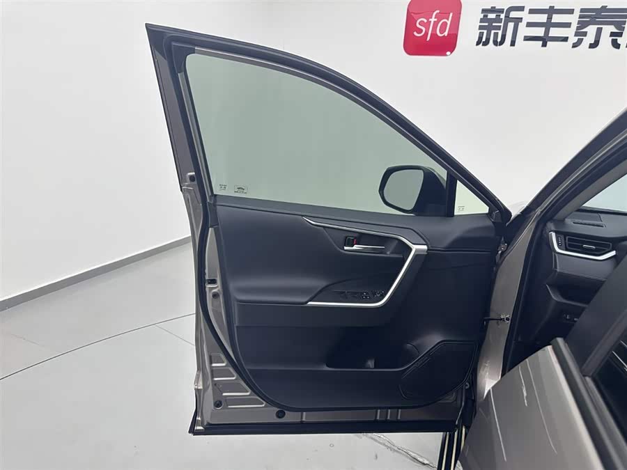 Toyota RAV4 2020 car image #9