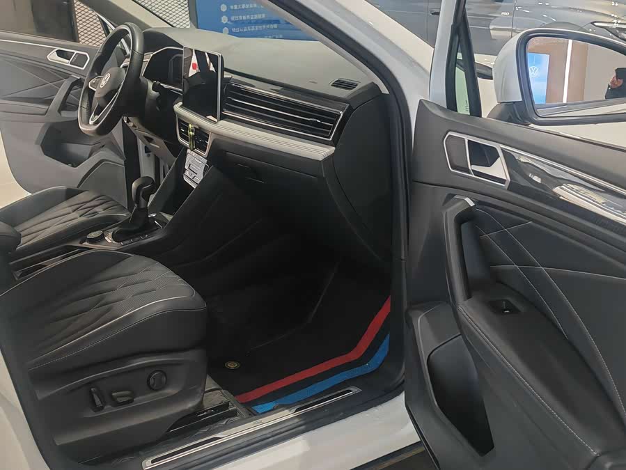 Volkswagen Tiguan L 2023 car image #9