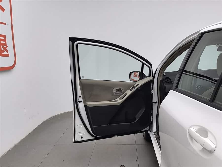 Toyota Yaris 2011 car image #9