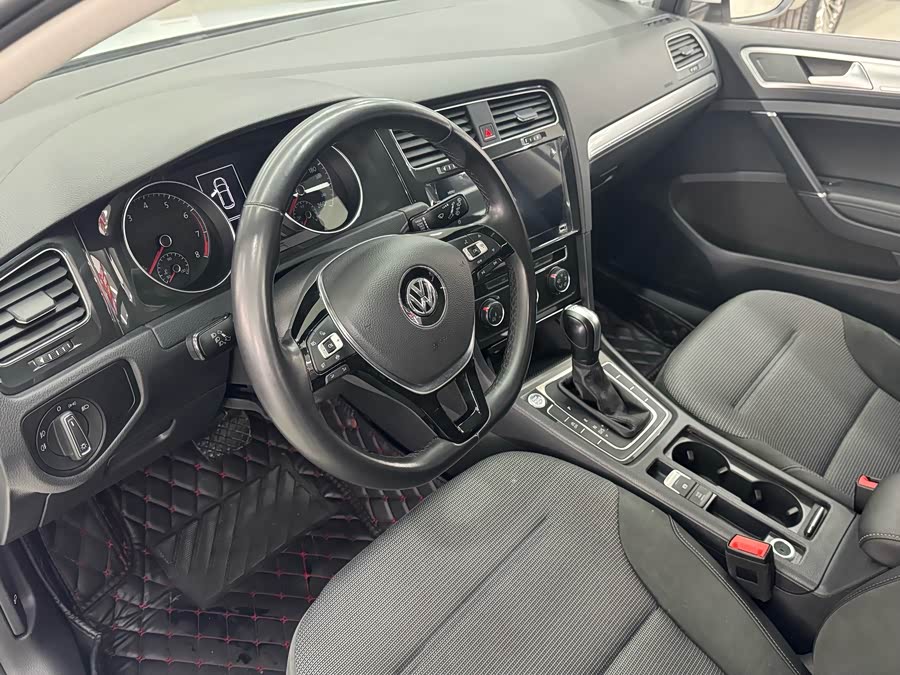 Volkswagen Golf 2020 car image #9
