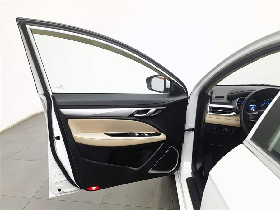 GEELY Emgrand 2019 car image #9