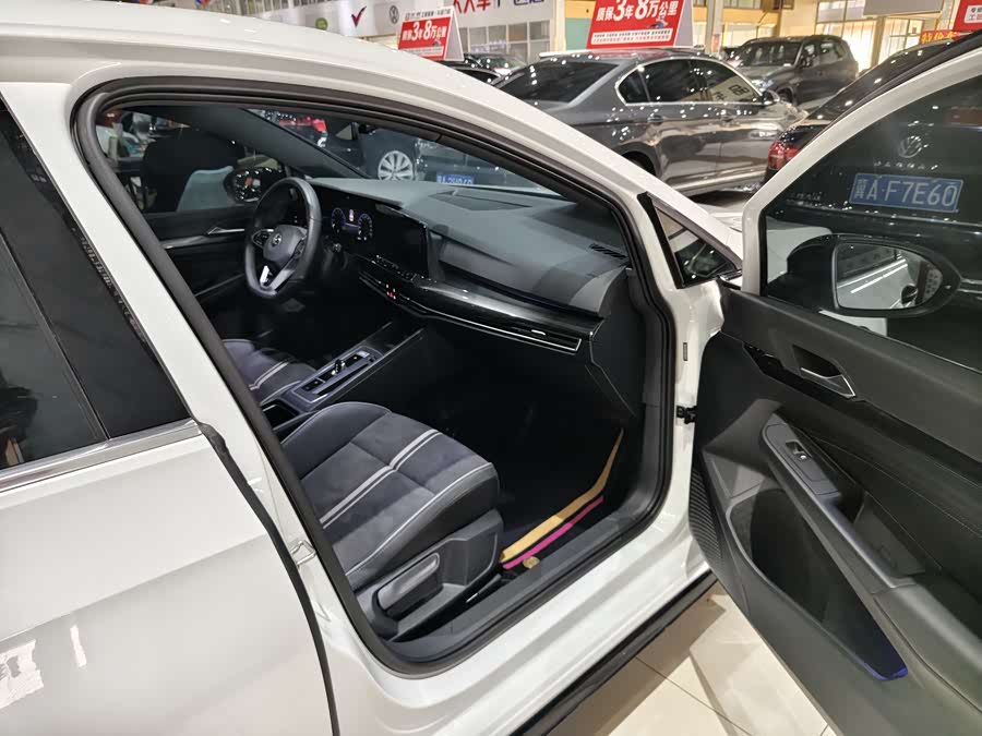 Volkswagen Golf 2022 car image #9