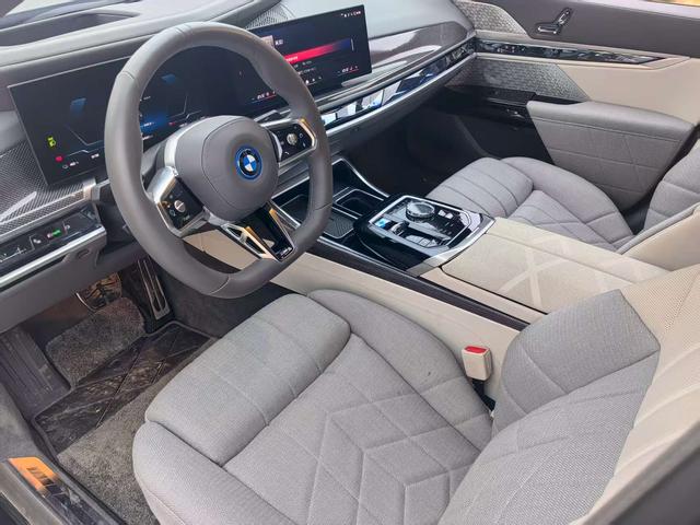 BMW i7 M70L 2024 car image #9