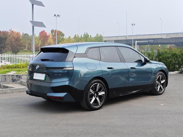 BMW iX 2023 immagine di auto #9