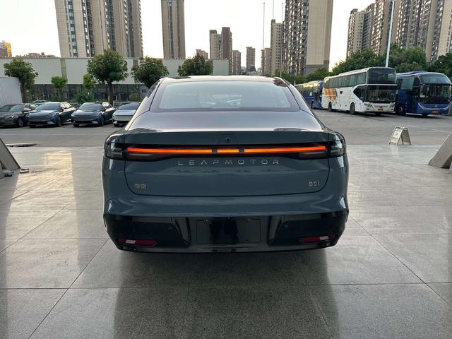 零跑汽车 零跑B01 2025 汽车图片 #9