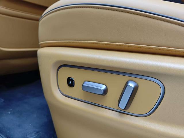 Li i8 2025 image de voiture #9