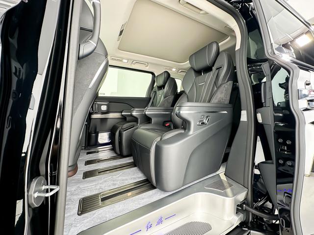 HongQi HQ9 PHEV 2025 #9 HongQi HQ9 PHEV 2025 car image #9