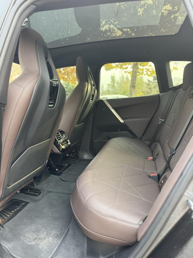 BMW iX 2022 car image #9