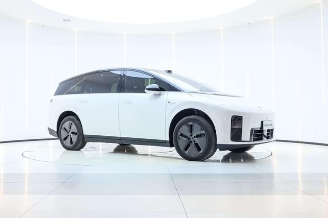 Li i8 2025 image de voiture #9