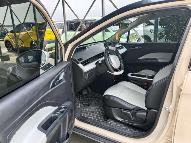 哪吒汽车 哪吒AYA 2023 汽车图片 #9