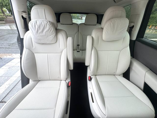 Li i8 2025 image de voiture #9