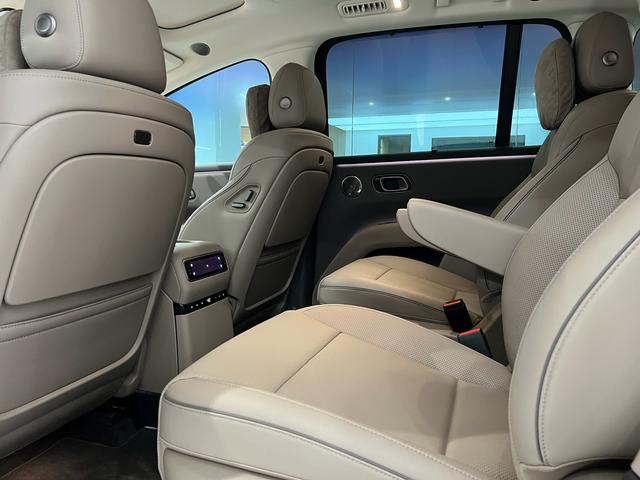 Li i8 2025 image de voiture #9