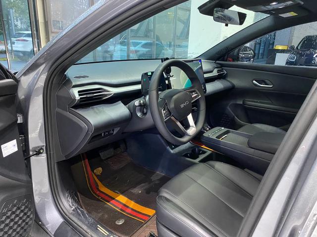 BYD e7 2025 car image #9