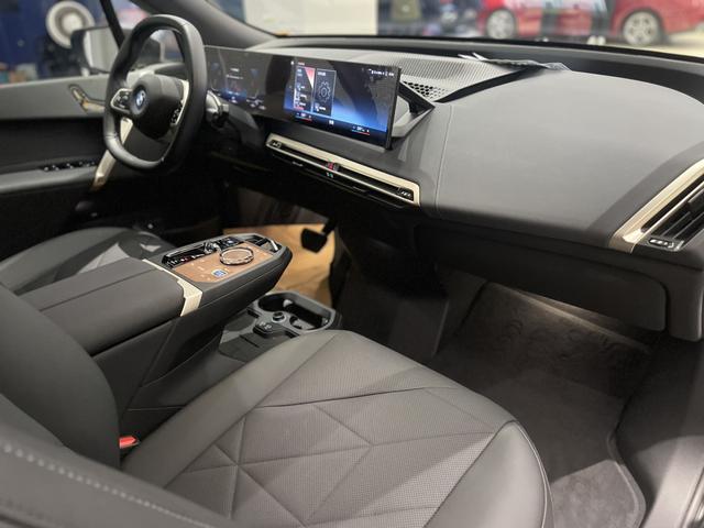 BMW iX 2022 car image #9