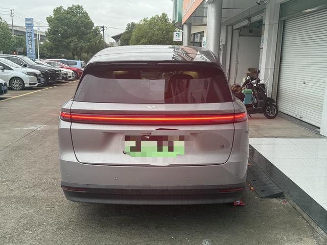 Li i8 2025 image de voiture #9