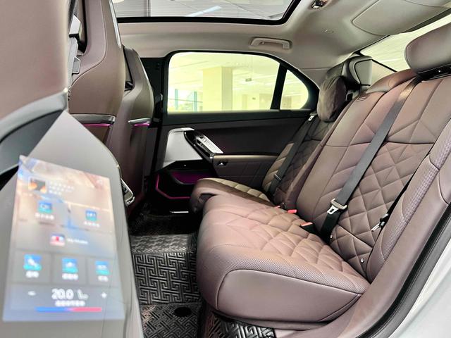 BMW M8 2023 car image #9