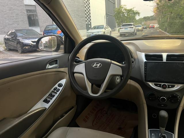 Hyundai Reina 2010 car image #9