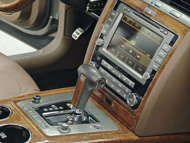 Volkswagen Pheaton 2011 immagine di auto #9