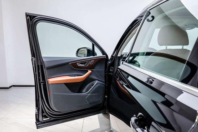 Audi Q7 2021 car image #9