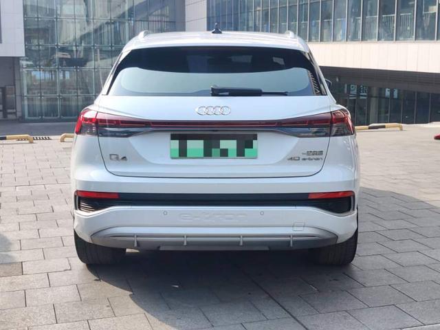 Audi Q4 e-tron 2024 صورة سيارة #9