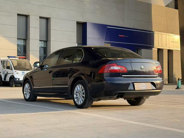 Skoda Superb 2012 car image #9