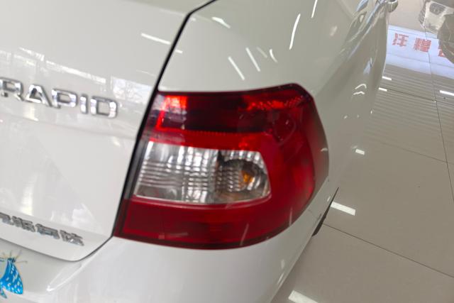 Skoda Rapid 2017 car image #9