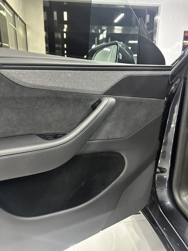 Tesla Model Y 2025 car image #9