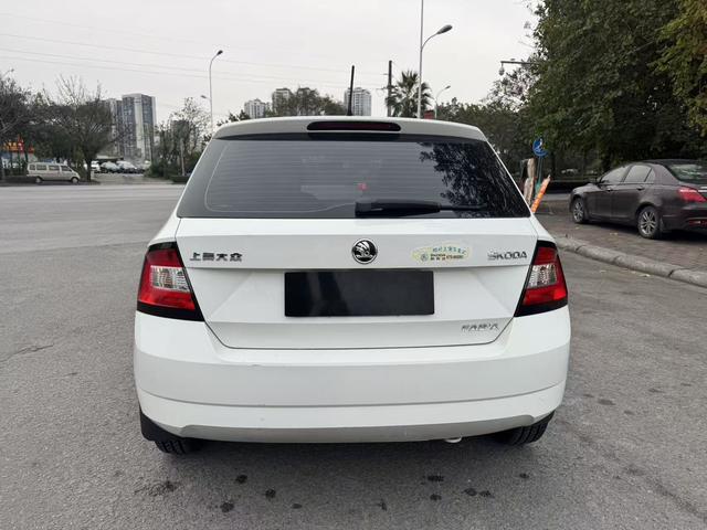 Skoda Fabia 2015 car image #9